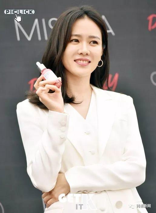 漂亮姐姐孙艺珍一身白西装亮相活动
