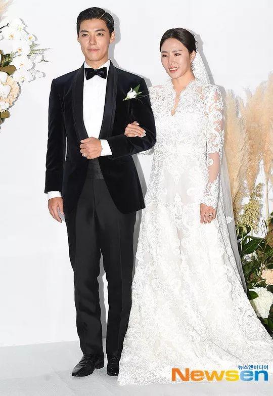 歌手康男与韩国速滑名将李相花举办婚礼